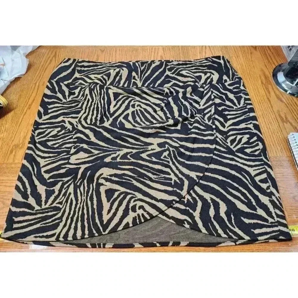 Lane Bryant Zebra Stripe Side Zip Skirt Plus Size 26 - Picture 1 of 6